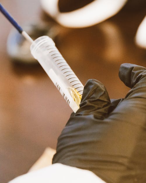 Cleavamine的化学奥秘：跨环环化如何编织Aspidosperma生物碱的生命之网